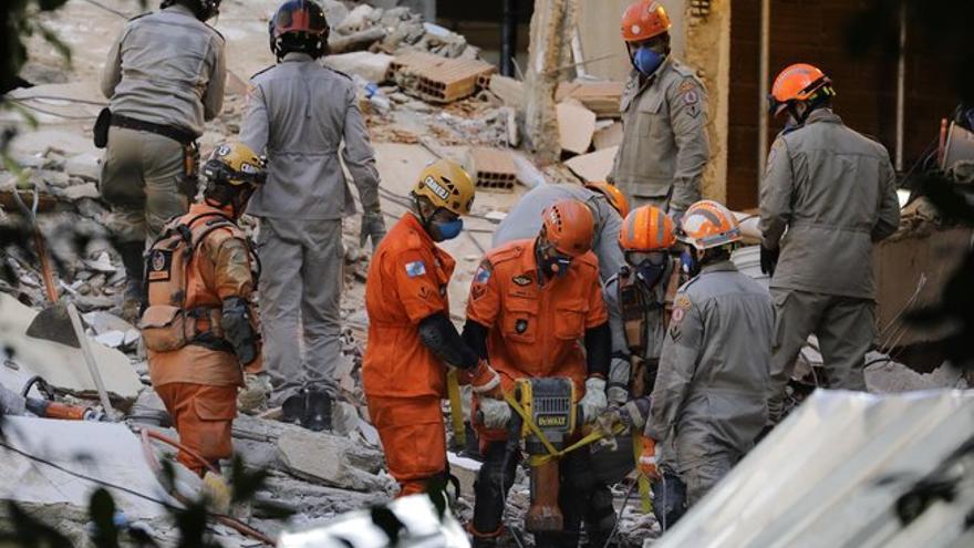 El derrumbe de dos edificios en Río de Janeiro suma nueve muertos