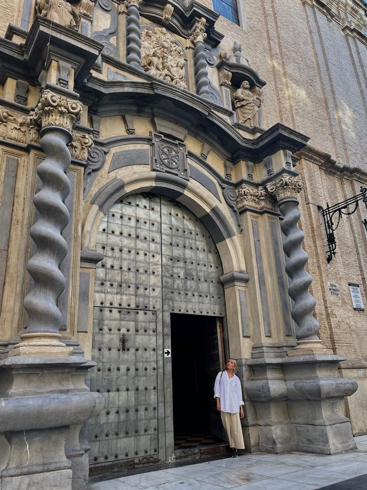 Anna en la puerta del Pilar en Zaragoza.