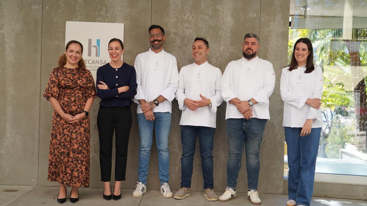 La consejera delegada de Hecansa y la consejera de Turismo con algunos chefs participantes