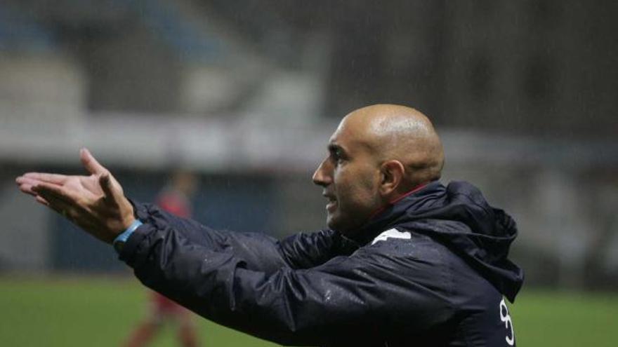 Abelardo da instrucciones a su equipo durante un partido.