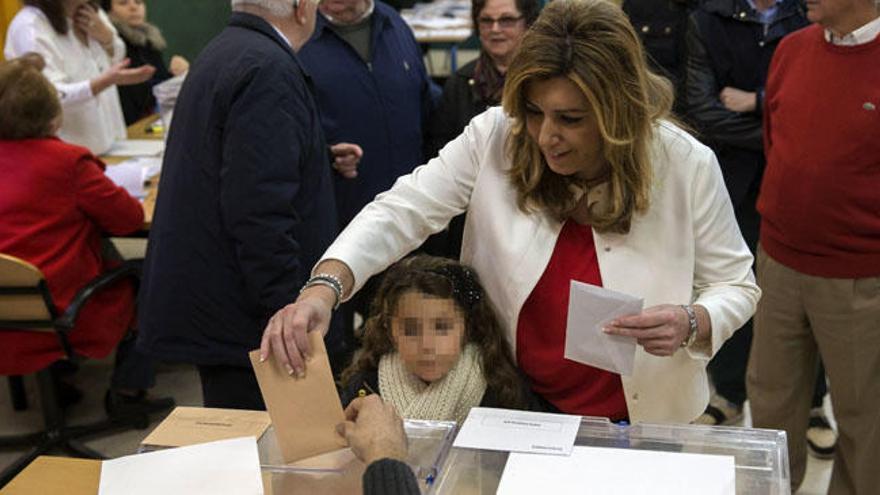 La presidenta de la Junta de Andalucía, Susana Díaz, acompañada por su sobrina, deposita su voto para las elecciones generales del 20D esta mañana en un colegio electoral del barrio de Triana en Sevilla.