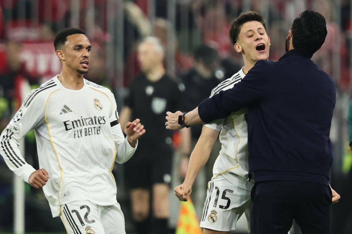 El jugador del Real Madrid Arda Güler (c) celebra con el entrenador Alvaro Arbeloa (d) y su compañero Trent Alexander Arnold (I) el 1-2durante el partido de la UEFA Champions League en Múnich, Alemania.