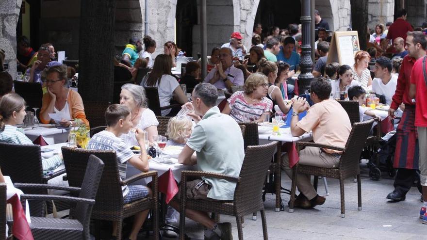 Terrasses plenes de gent a la Rambla de Girona, en una imatge d&#039;arixu · Marc Martí