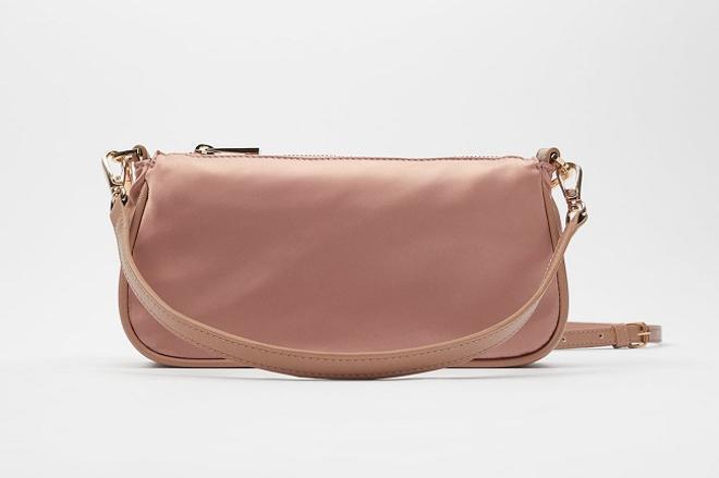 Bolso 'baguette' en rosa de Zara