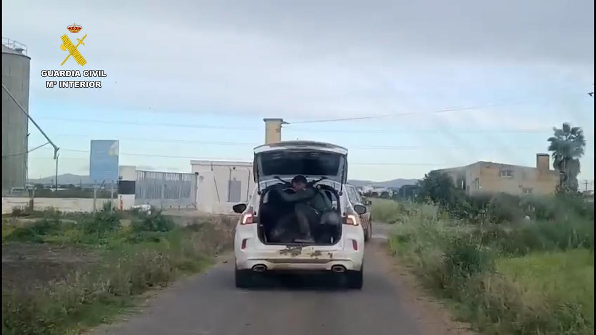 Los agentes de la Guardia Civil prestan ayuda al herido.