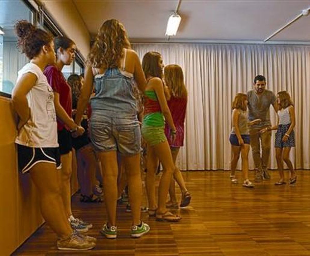 Classe de les ’Estades artístiques júnior’, a les Cotxeres Borrell.