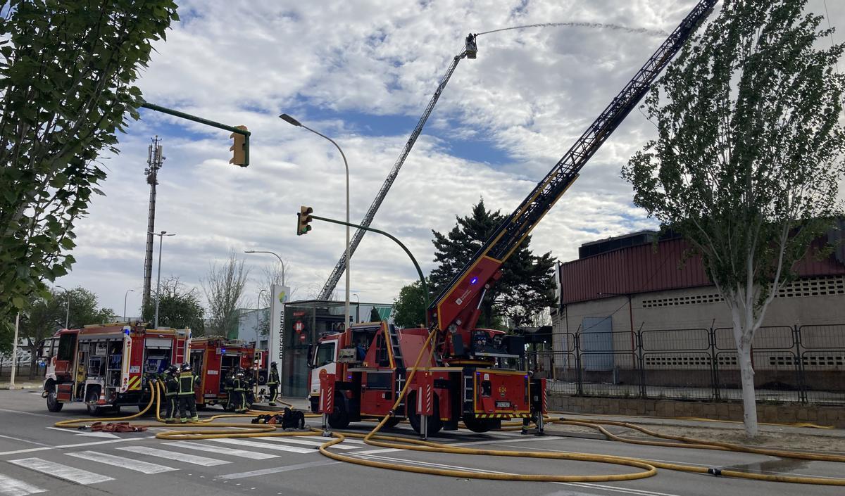 Incendio en la nave de la empresa cárnica Schara en Mercabarna.