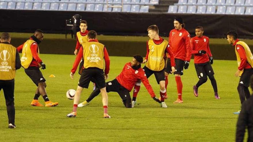 Los jugadores del Standard de Lieja, durante el entrenamiento de ayer en Balaídos. // Alba Villar