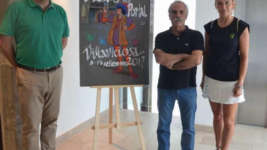 Alejandro Vega, José Cuadra y Ana López, ayer, con el cartel de las fiestas de El Portal.