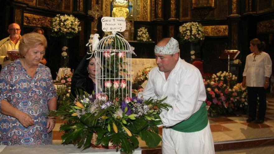 Flores para rendir honores a la patrona en su santuario