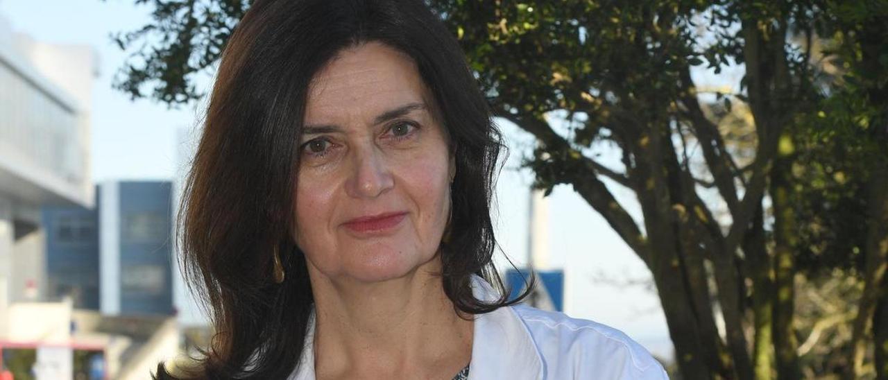 La doctora Celia Pérez Sousa, en el entorno del Hospital Universitario de A Coruña (Chuac).