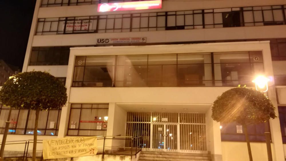 La Casa Sindical de Avilés y numerosas sedes de partidos en toda Asturias amanecen con pancartas de repulsa