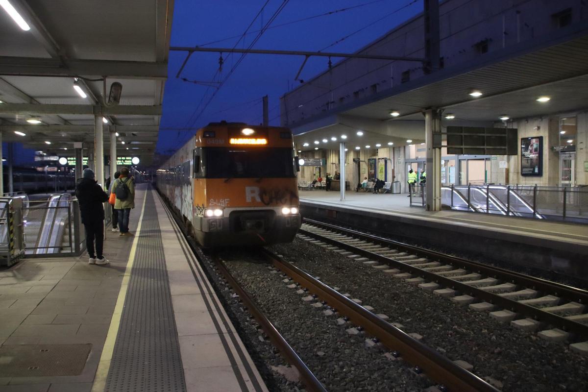 Un tren llega a la estación del Camp de Tarragona.