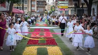 Un tapiz floral dedicado a los voluntarios de la dana marcan el Corpus de Torrent