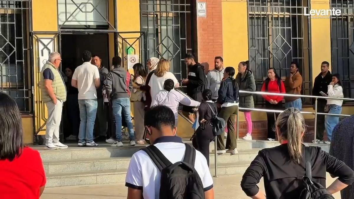 Colas en el segundo día de regularización de inmigrantes en Sagunt