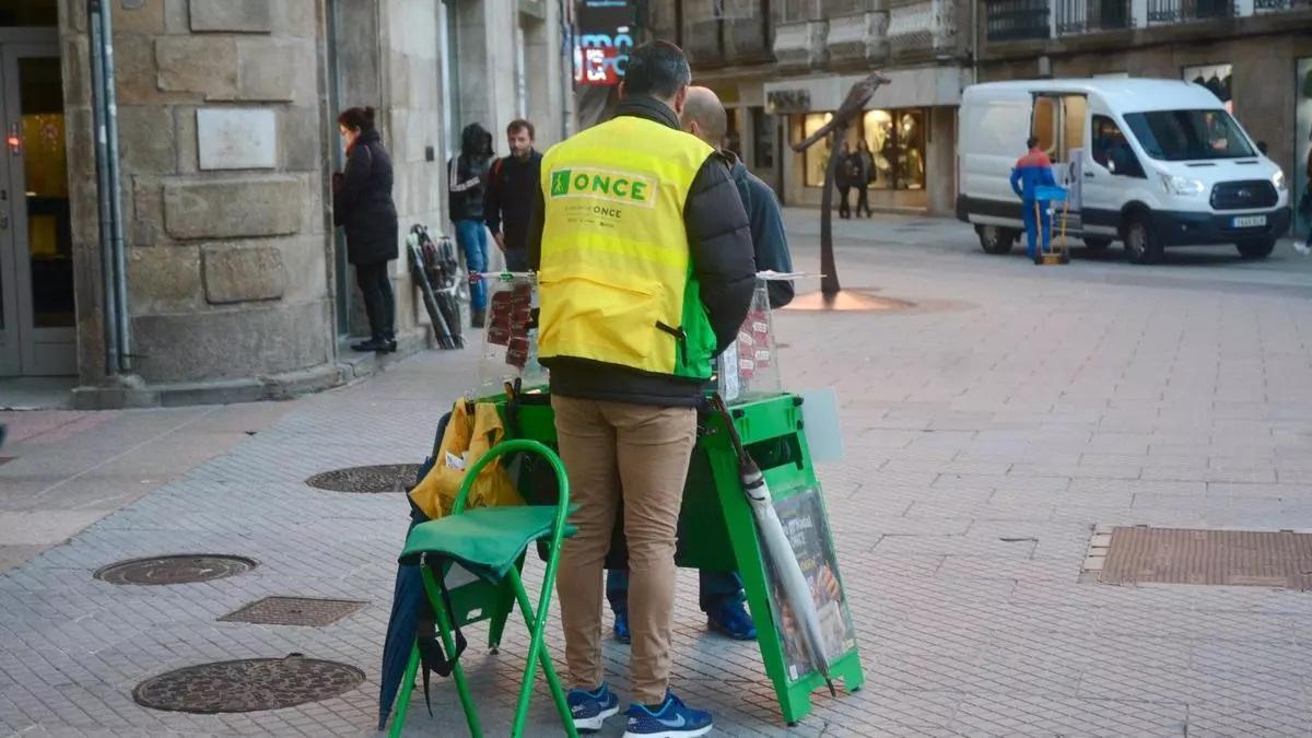 Un vendedor de la ONCE en una localidad gallega.