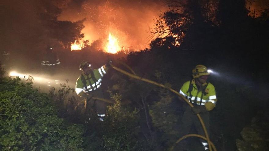Bomberos y forestales extinguen un incendio entre Sant Jordi y Cervera
