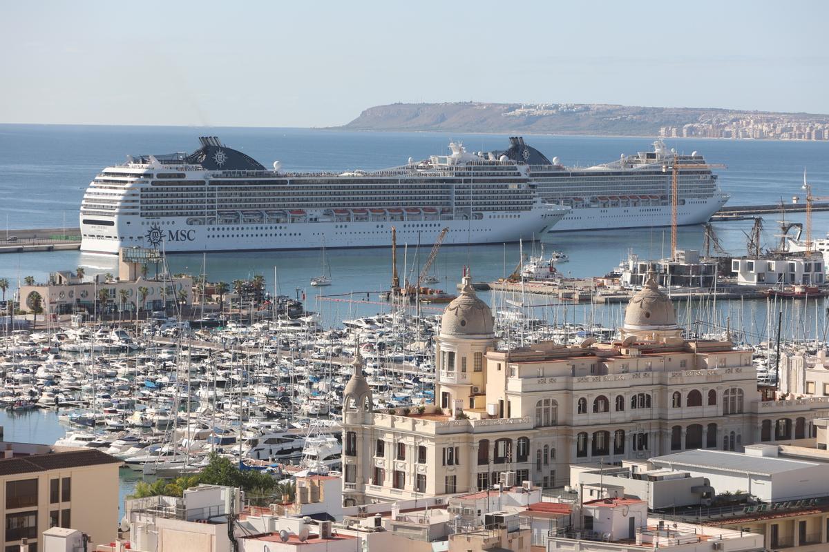 Dos cruceros de MSC amarrados en Alicante el pasado octubre