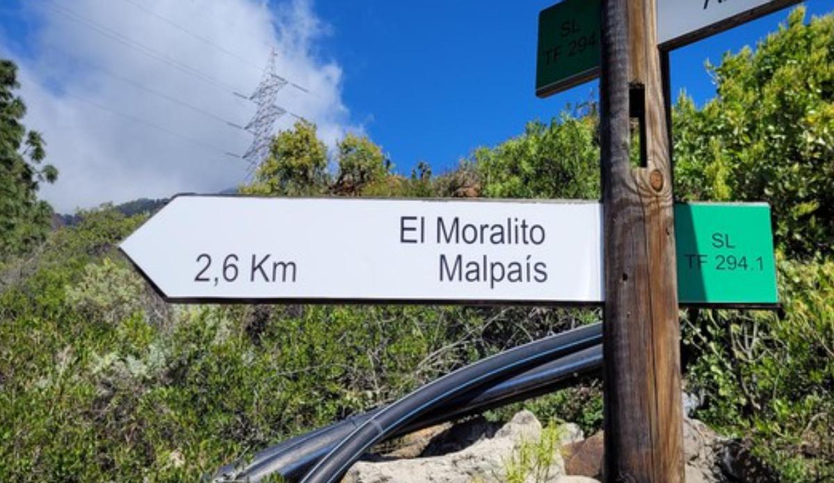 Cartel indicador hacia el sendero de El Moralito.