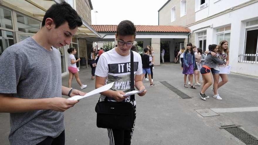 Alumnos de secundaria del IES Laxeiro, ayer, tras recoger las notas académicas. // Bernabé/Javier Lalín