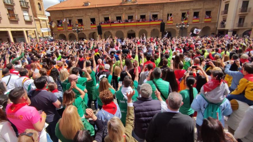 La Plaza Mayor durante la petición del toro en una edición pasada. | Eva Ponte