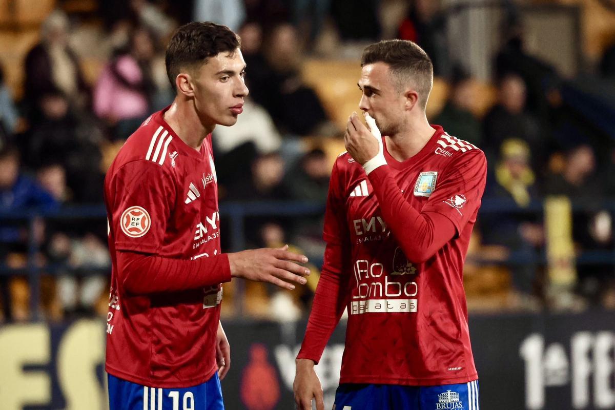 Dos jugadores del Tarazona conversan durante el partido ante el Villarreal B.