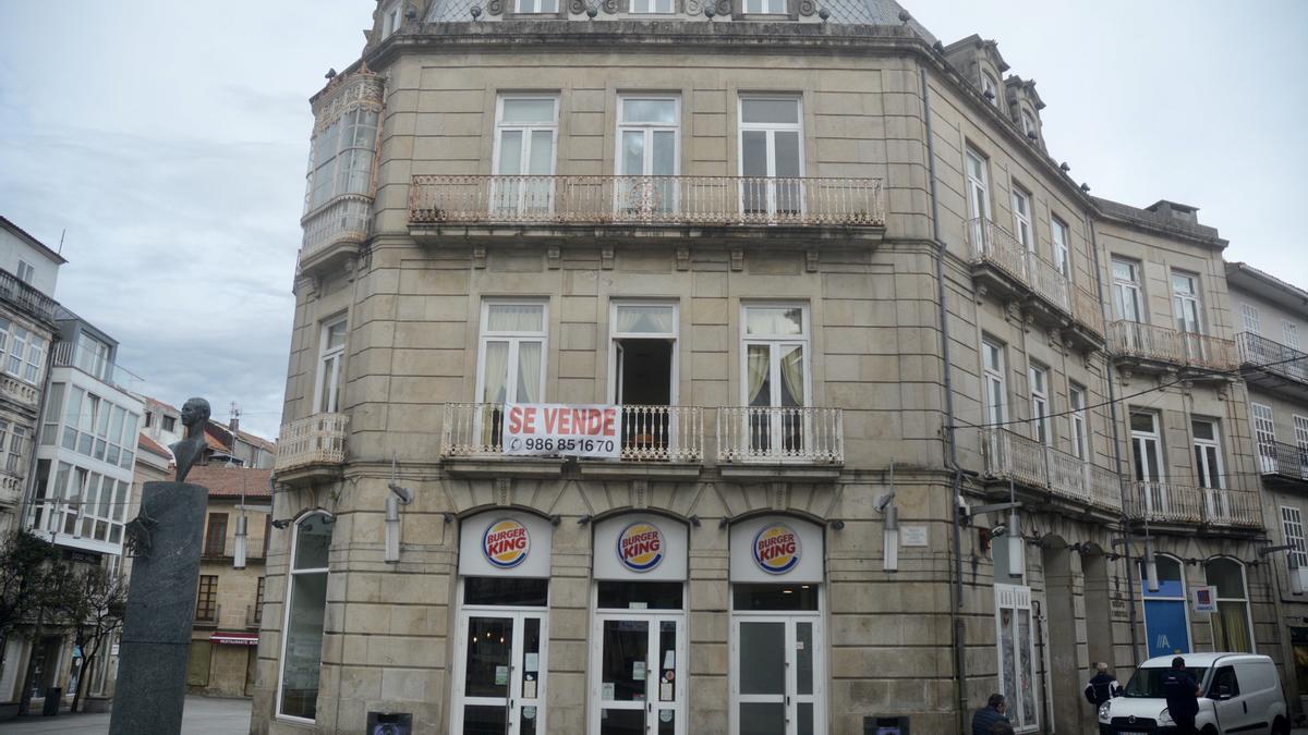 El edificio del Mercantil con el cartel de &quot;Se vende&quot;