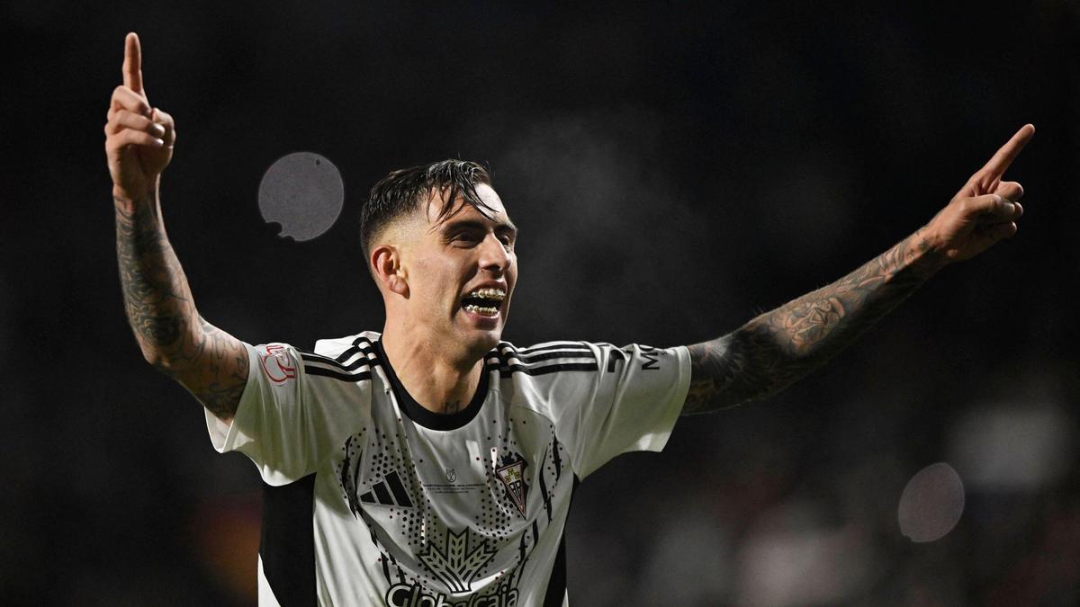 Jefté celebra junto a la afición del Albacete el triunfo frente al Real Madrid