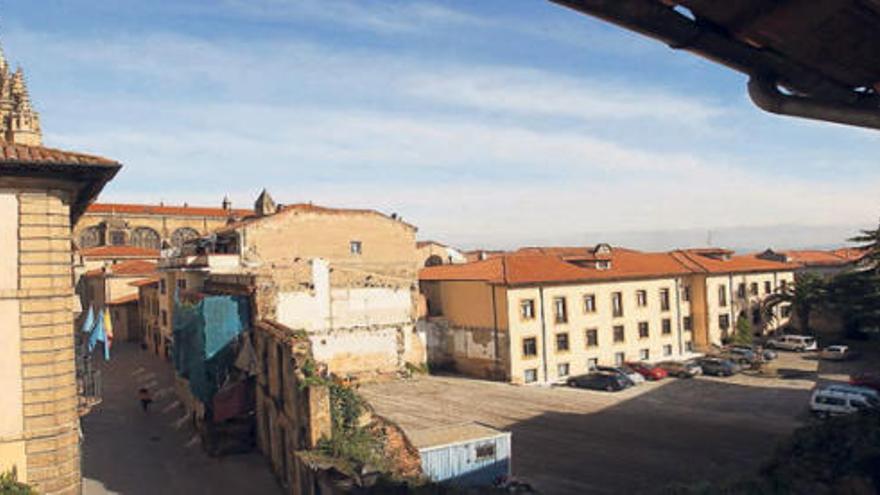 El solar del «martillo» de la calle Santa Ana visto desde la buhardilla de la tienda de ornamentos sacros La Victoria.