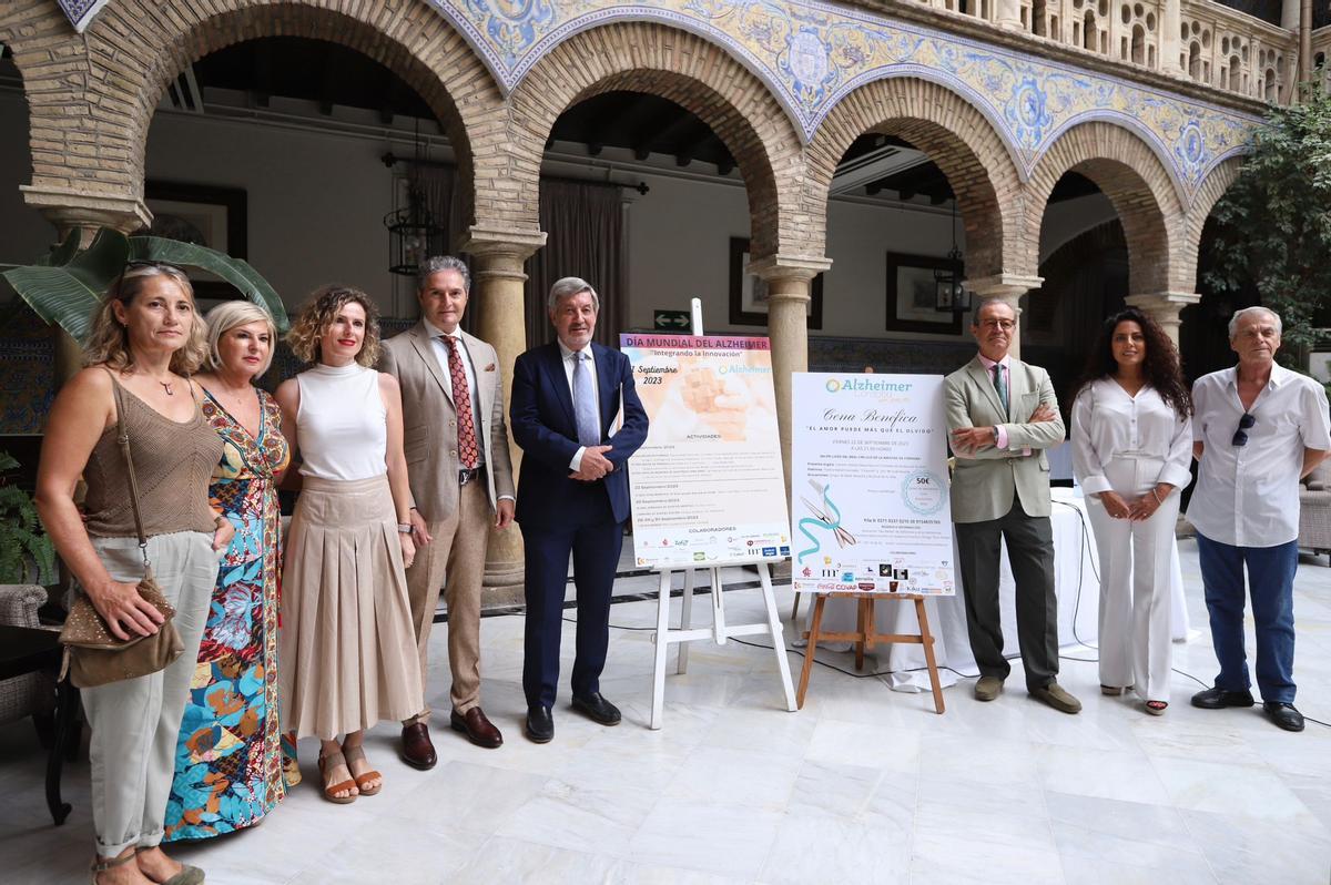 Miembros de la asociación San Rafael de Alzheimer presentan la cena junto a Nicolás de Bari, Chiquilín y María José Alcaide este martes.