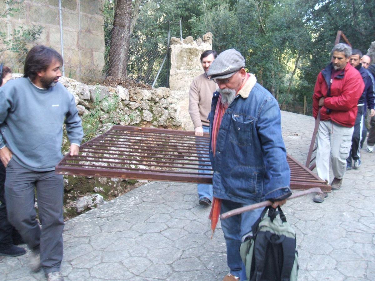 Miembros de la plataforma pro camins retiran una barrera en la carretera vieja de Lluc a Pollença en 2009 para denunciar la inactividad institucional.