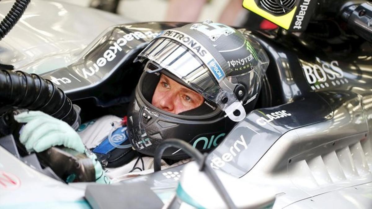 Rosberg, montado en su monoplaza durante los ensayos de este viernes en Bahréin.
