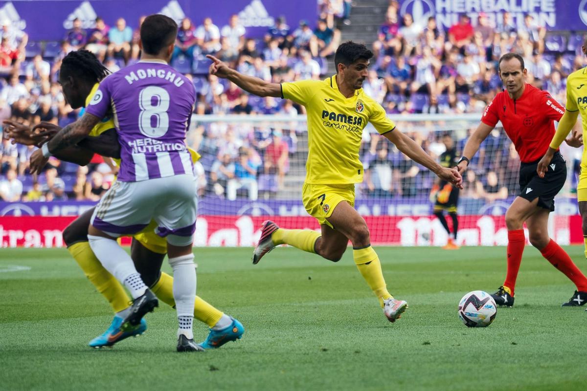 VALLADOLID, 13/08/2022.- El delantero del Villarreal, Gerard Moreno (c), se dispone a disparar durante el partido de Liga de Primera División disputado ante el Real Valladolid hoy en el estadio José Zorrila. EFE/R. GARCÍA