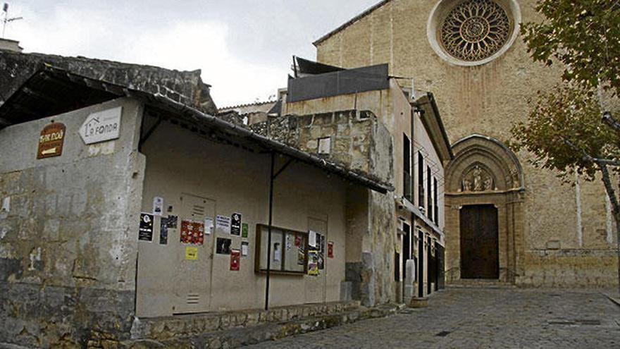 El edificio de la antigua pescadería es uno de los más emblemáticos del centro de Pollença.