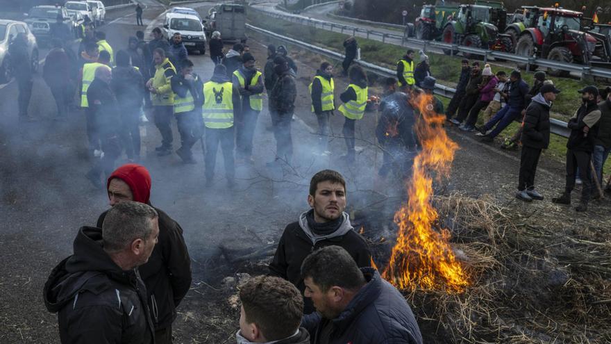 Los tractores cortan la autovía A-52 en Ourense en protesta por el acuerdo de Mercosur