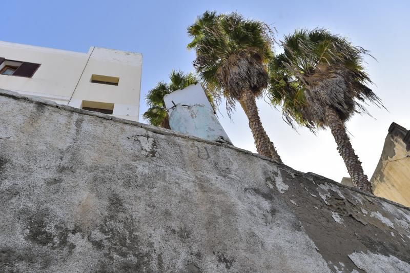 Vecinos de la calle Guzmán el Bueno protestas por el abandono de la zona