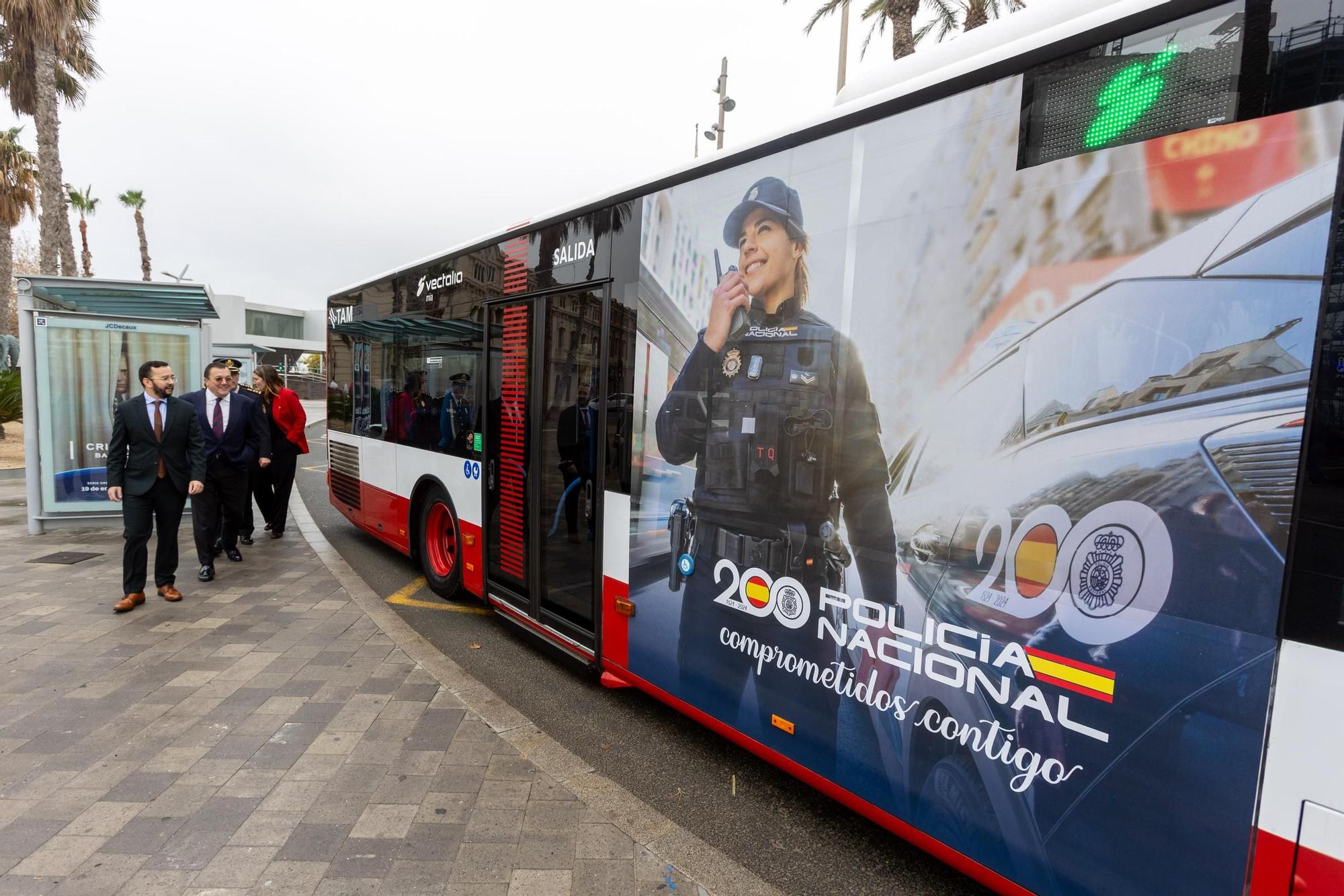 Vectalia presenta un autobús rotulado conmemorando el 200 aniversario de la Policía Nacional en Alicante