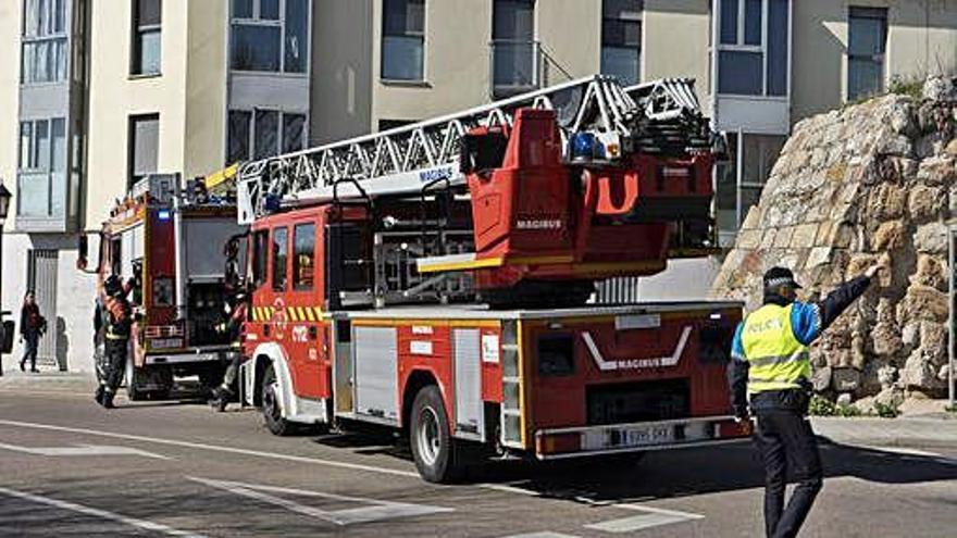 La Municipal y los Bomberos, durante la intervención.