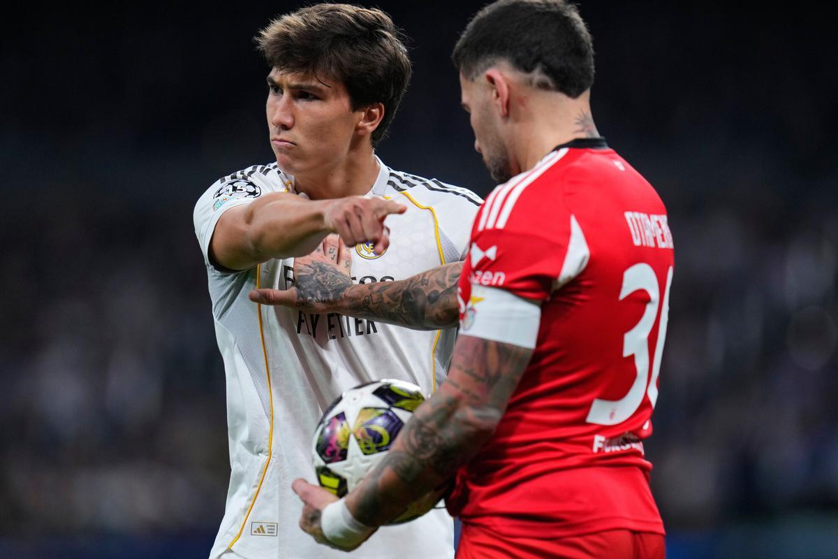 Gonzalo y Otamendi pelean un balón