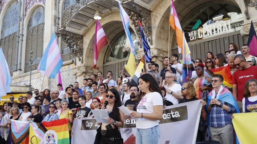 Protesta frente al Mercado Central por el día contra la LGTBIfobia