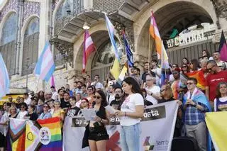 Protesta frente al Mercado Central por el día contra la LGTBIfobia