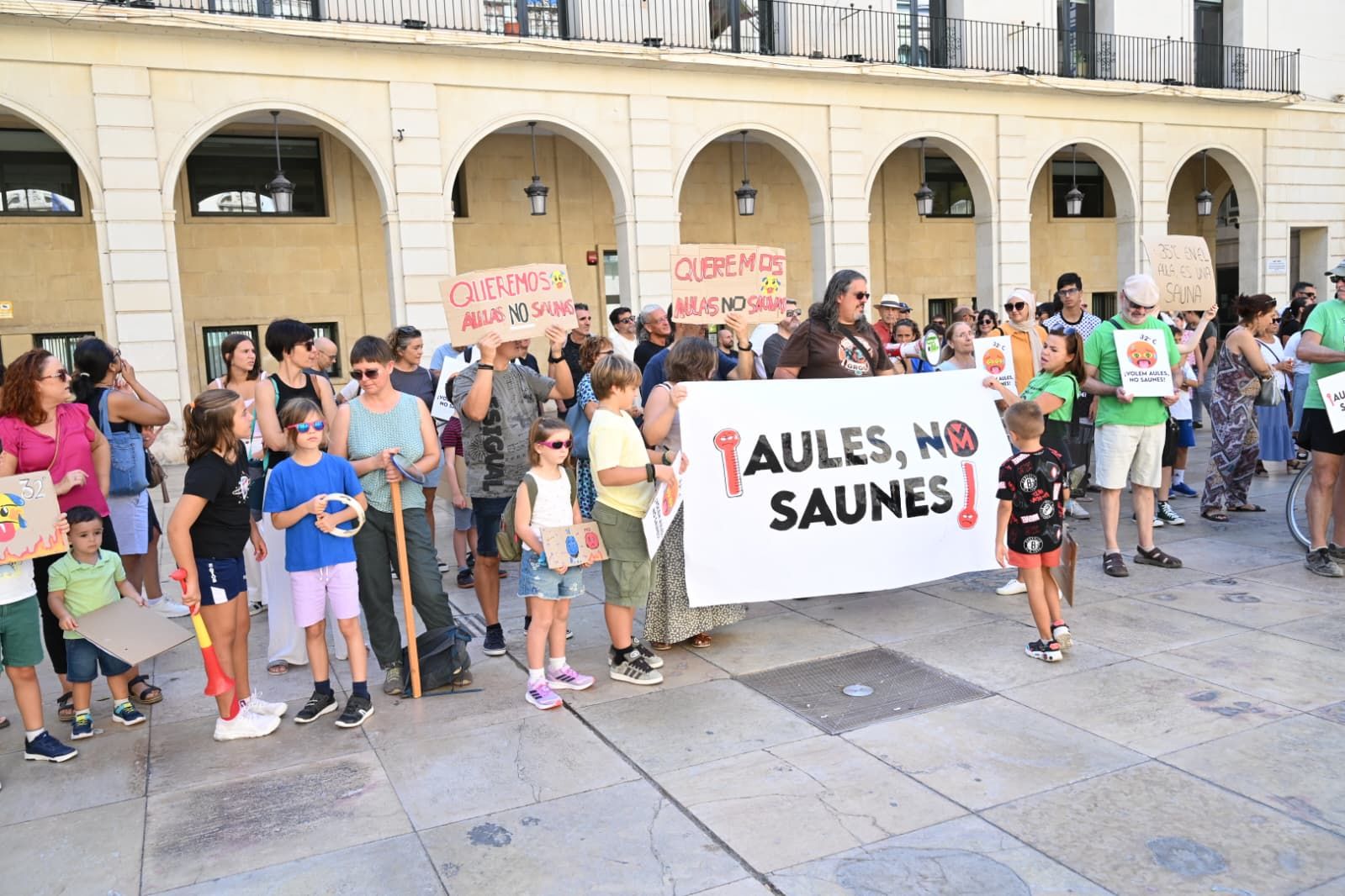 Continúan las protestas por el calor en las aulas de Alicante