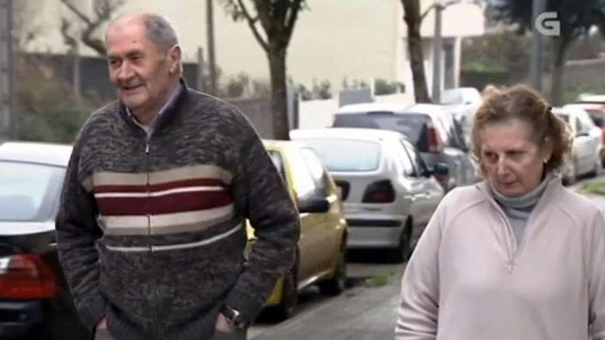 Los padres de la joven, ayer, aliviados, tras recibir la noticia de que había aparecido sana y salva.