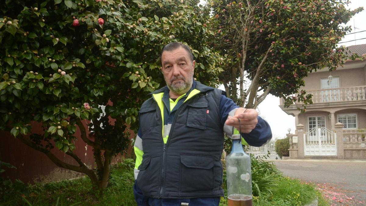 Pedrouzo en una imagen de archivo durante la colocación de trampas del servicio de velutina.