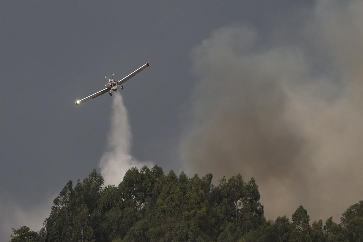 Uno de los siete aviones que participa en la extinción en Riós