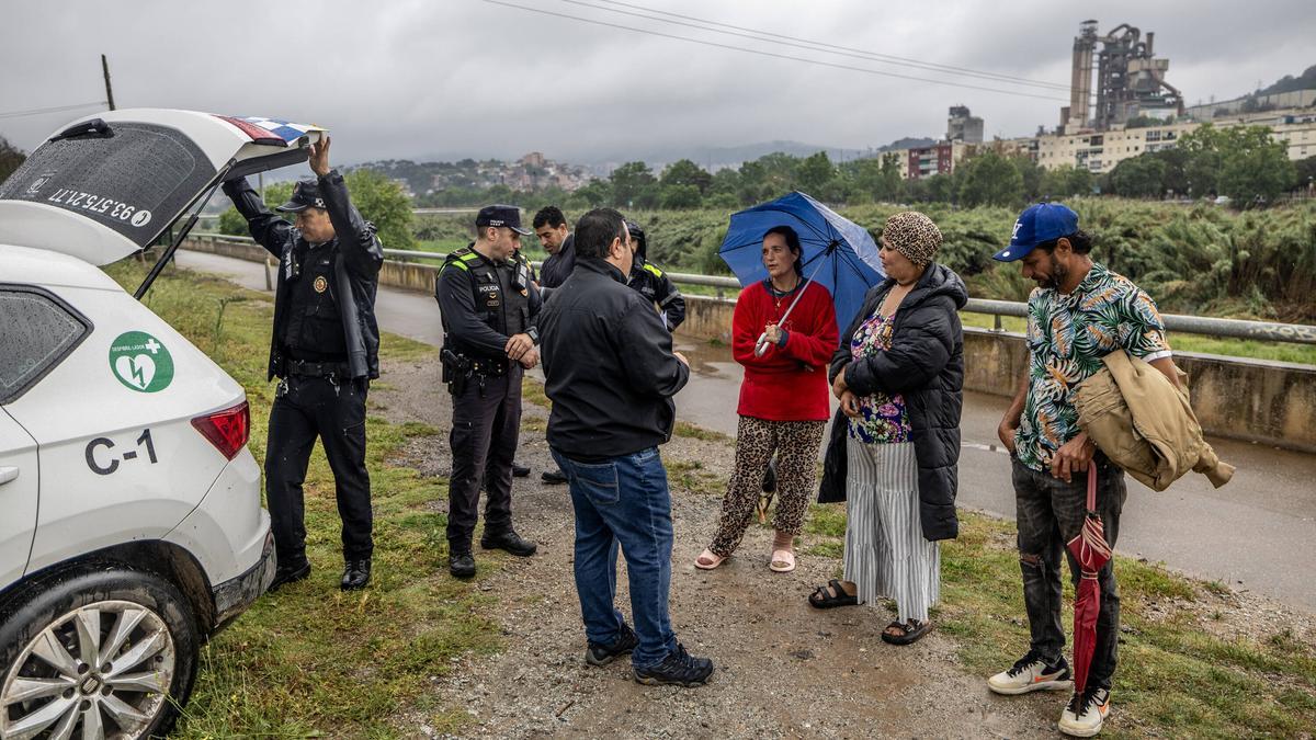 Los habitantes de las chabolas de Montcada hablan con los agentes de la Policía Local.