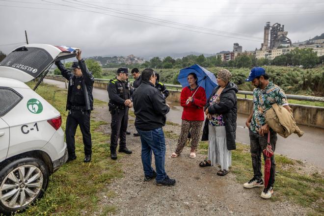 Los habitantes de las chabolas de Montcada hablan con los agentes de la Policía Local.