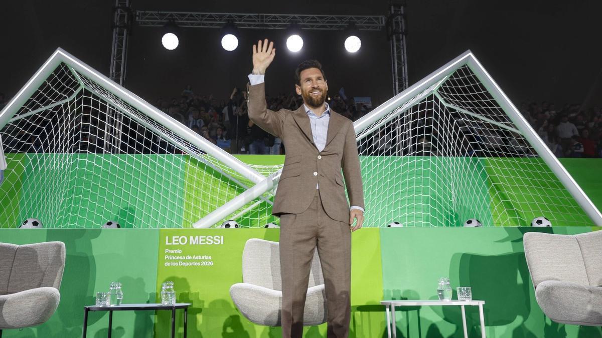 La crónica de las 24 horas más frenéticas para Leo Messi en Asturias: desde su aterrizaje en el aeropuerto hasta su discurso en el Palacio