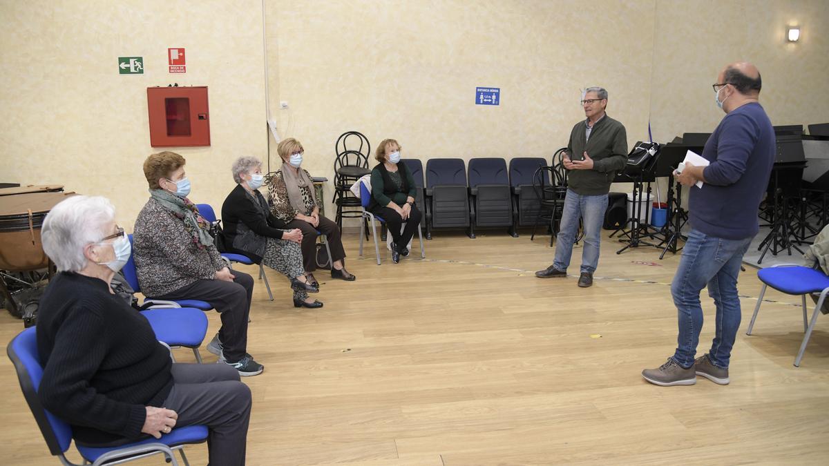 Asistentes a la Mesa de Soledad no deseada de Paiporta.