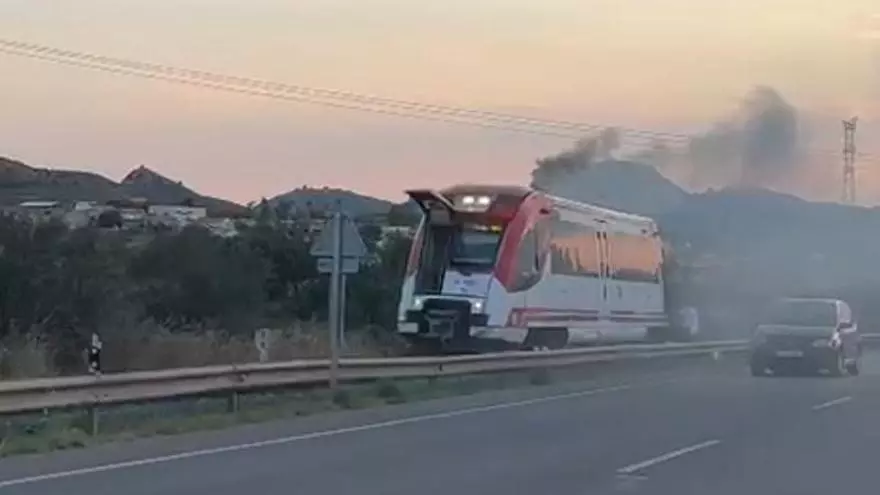 Un vagón de un tren desprende humo en Cartagena